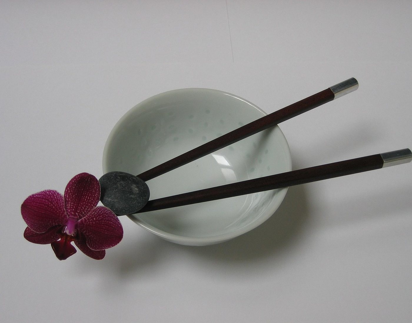 Orchidée blanche et bol zen
