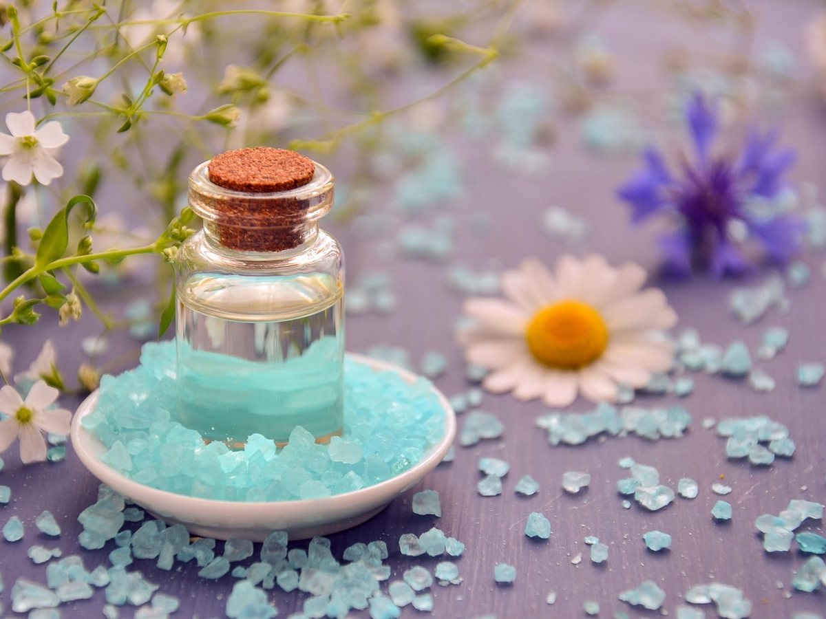 Huile essentielle et fleurs pour un massage relaxant